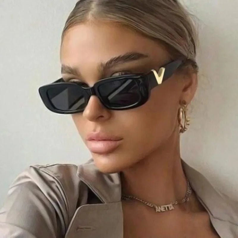 Novos óculos de sol de armação pequena em forma de V da moda feminina, óculos de sol quadrados de grife para mulheres UV400